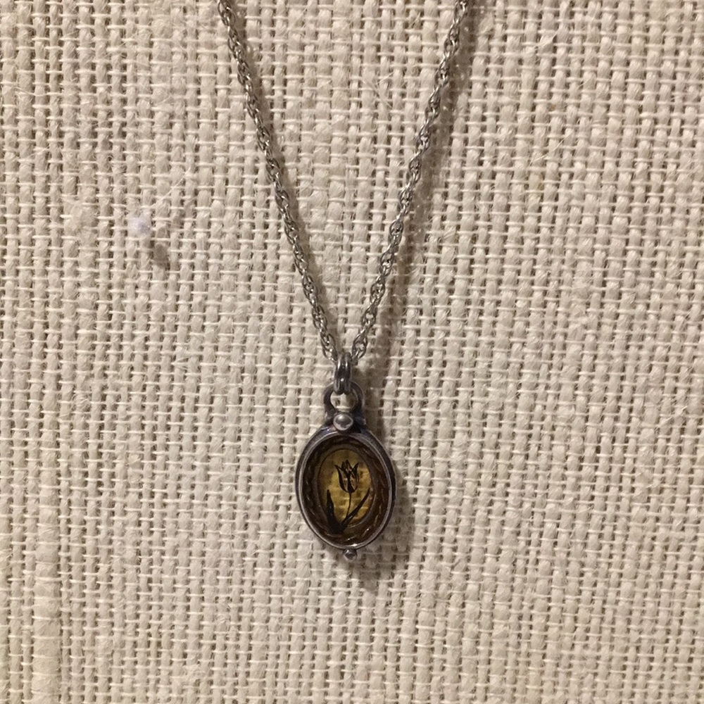 Silver/glass pendant with tulip design